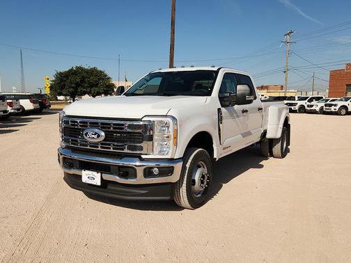 Oxford White 2027 Ford F-350 XLT