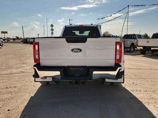 Oxford White 2027 Ford F-350 XLT