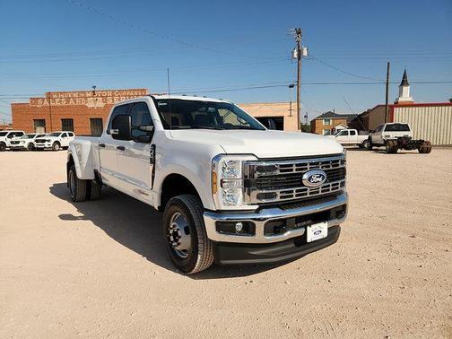 Oxford White 2027 Ford F-350 XLT Truck