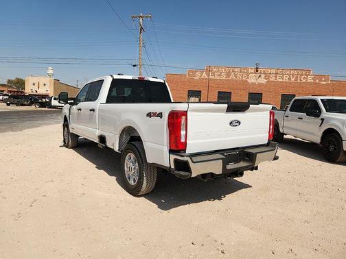 Oxford White 2027 Ford F-250 XLT