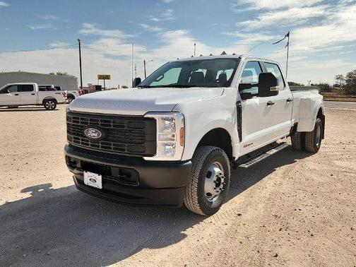 Oxford White 2027 Ford F-350 XL
