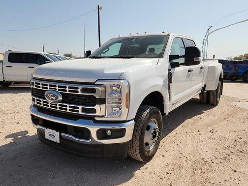 Oxford White 2027 Ford F-350 XLT
