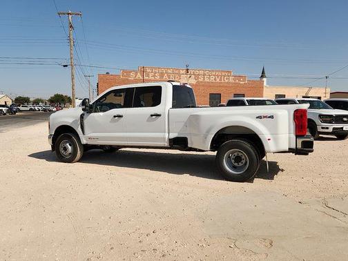 Oxford White 2027 Ford F-350 XLT