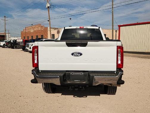 Oxford White 2027 Ford F-250 XLT