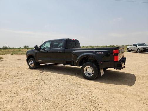 Agate Black Metallic 2026 Ford F-350 Platinum