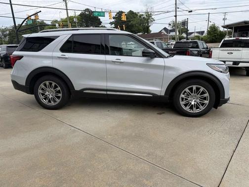 Space White Metallic 2025 Ford Explorer Platinum