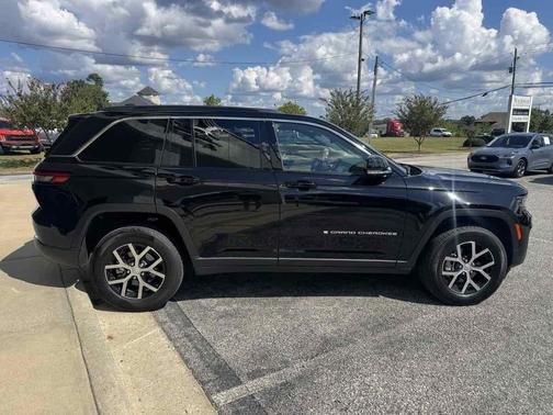 Diamond Black Crystal Pearlcoat 2025 Jeep Grand Cherokee Limited