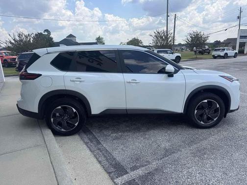 Everest White Pearl 2024 Nissan Rogue SV