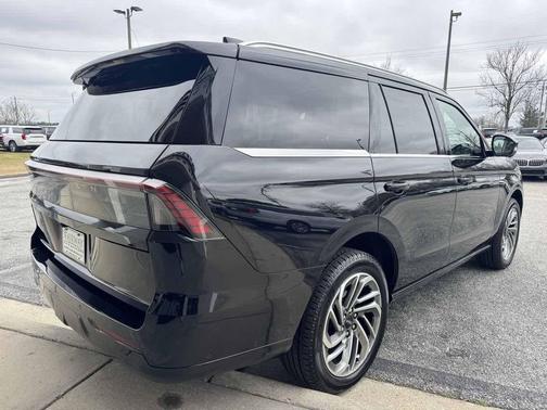 Infinite Black Metallic Clearcoat 2025 Lincoln Navigator Reserve
