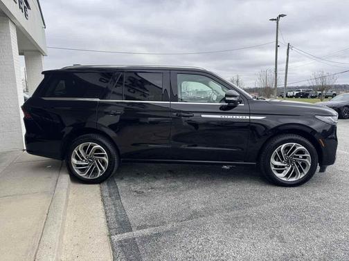 Infinite Black Metallic Clearcoat 2025 Lincoln Navigator Reserve