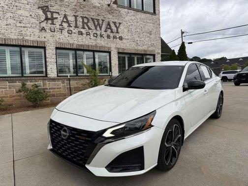 Pearl White Tricoat 2024 Nissan Altima SR FWD