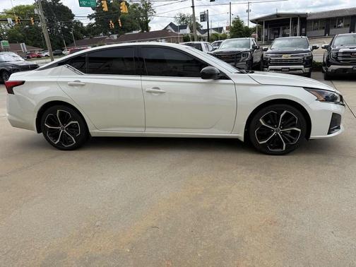 Pearl White Tricoat 2024 Nissan Altima SR FWD