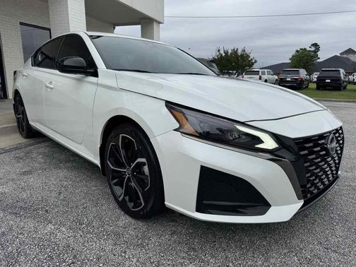 Pearl White Tricoat 2024 Nissan Altima SR FWD
