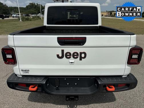 Bright White Clearcoat 2026 Jeep Gladiator Mojave X 4x4