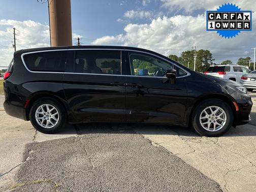 Brilliant Black Crystal Pearlcoat 2024 Chrysler Pacifica Touring L