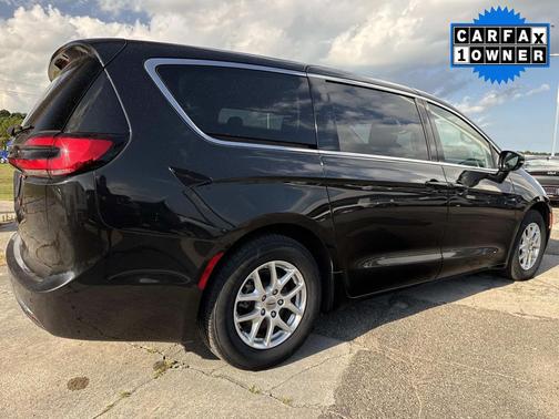 Brilliant Black Crystal Pearlcoat 2024 Chrysler Pacifica Touring L