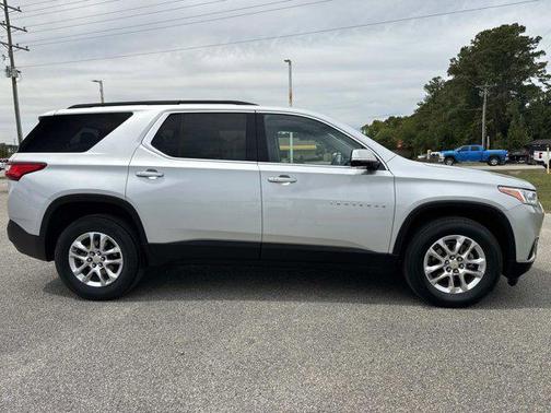 Silver Ice Metallic 2020 Chevrolet Traverse LT Cloth