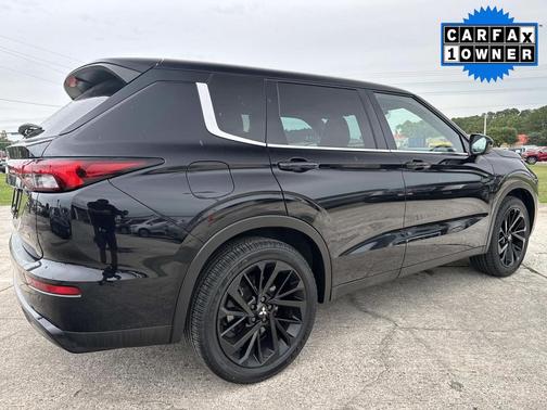 Labrador Black Pearl 2023 Mitsubishi Outlander SE S-AWC