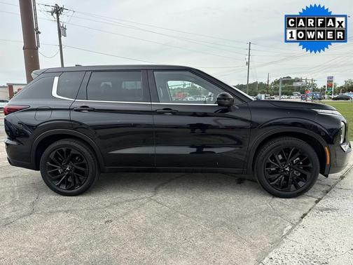 Labrador Black Pearl 2023 Mitsubishi Outlander SE S-AWC