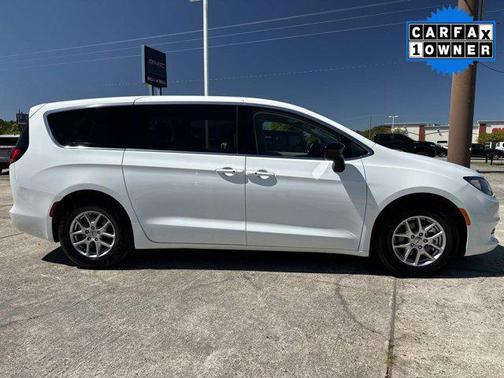 2024 Chrysler Voyager LX