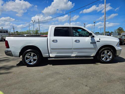 Bright White Clearcoat 2017 RAM 1500 Big Horn