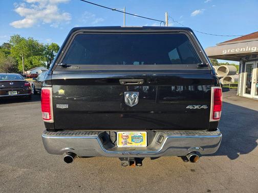 Brilliant Black Crystal Pearlcoat 2016 RAM 1500 Laramie