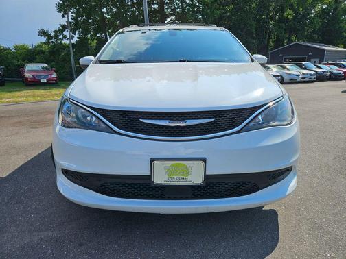 Bright White Clearcoat 2021 Chrysler Voyager LXI