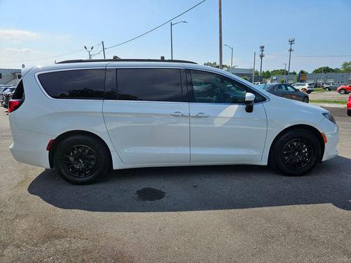Bright White Clearcoat 2021 Chrysler Voyager LXI
