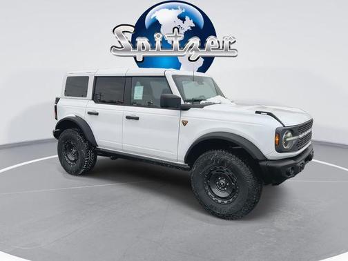 Oxford White 2025 Ford Bronco Badlands
