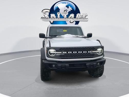 Oxford White 2025 Ford Bronco Badlands