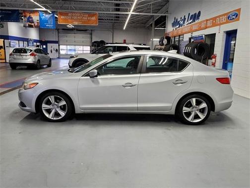 Photo 4 of 31 of 2013 Acura ILX 2.0L Technology