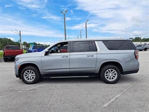 2023 Chevrolet Suburban LT