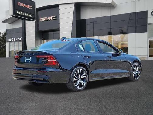 2024 Volvo S60 B5 Plus Dark Theme