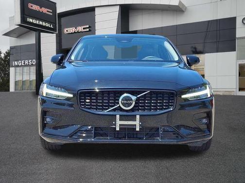 2024 Volvo S60 B5 Plus Dark Theme