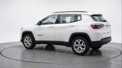 Bright White Clearcoat 2025 Jeep Compass Latitude