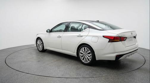 Glacier White 2025 Nissan Altima SV FWD