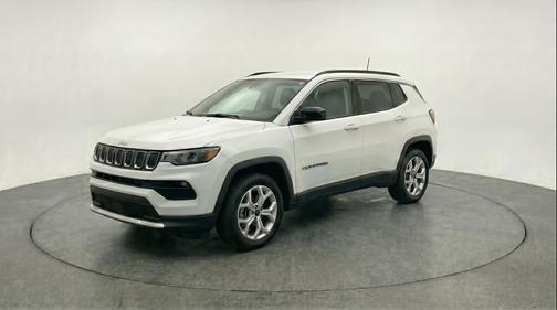 Bright White Clearcoat 2025 Jeep Compass Latitude