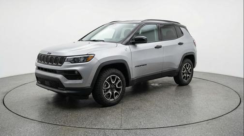 Silver Zynith Metallic Clearcoat 2025 Jeep Compass Trailhawk