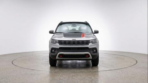 Silver Zynith Metallic Clearcoat 2025 Jeep Compass Trailhawk