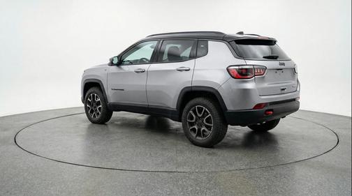 Silver Zynith Metallic Clearcoat 2025 Jeep Compass Trailhawk