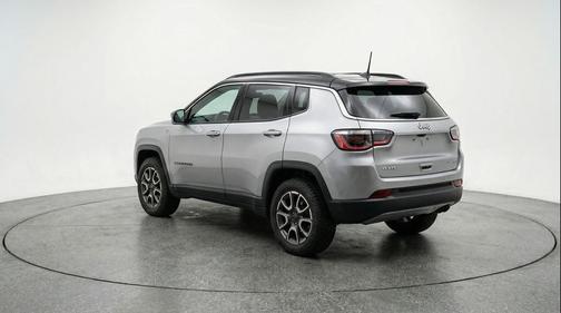 Silver Zynith Metallic Clearcoat 2025 Jeep Compass Trailhawk