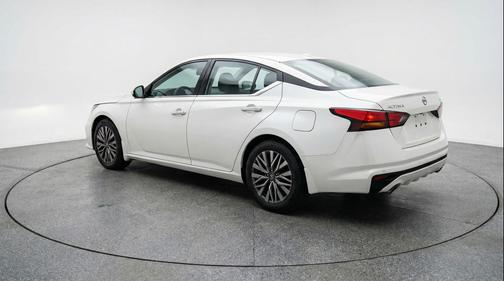 Glacier White 2025 Nissan Altima SV FWD