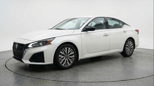 Glacier White 2025 Nissan Altima SV FWD