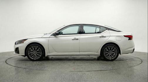 Glacier White 2025 Nissan Altima SV FWD