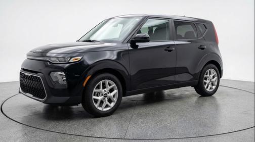 Fusion Black 2025 Kia Soul LX