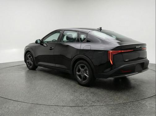 Aurora Black Pearl 2025 Kia K4 LXS