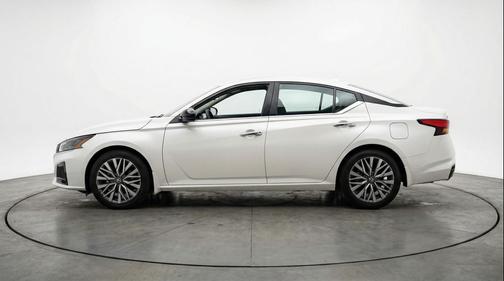 Glacier White 2025 Nissan Altima SV FWD