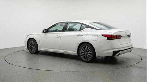 Glacier White 2025 Nissan Altima SV FWD