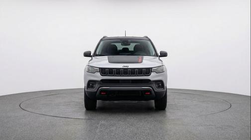 Silver Zynith Metallic Clearcoat 2025 Jeep Compass Trailhawk