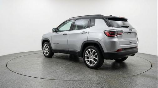 Silver Zynith Metallic Clearcoat 2025 Jeep Compass Limited